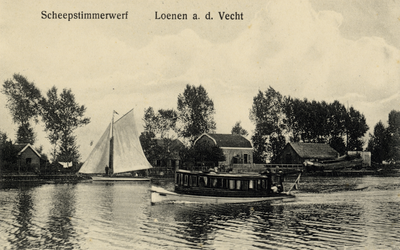 16586 Gezicht op de Vecht met een pleziervaartug te Nieuwersluis (gemeente Loenen aan de Vecht) uit het westen; met op ...